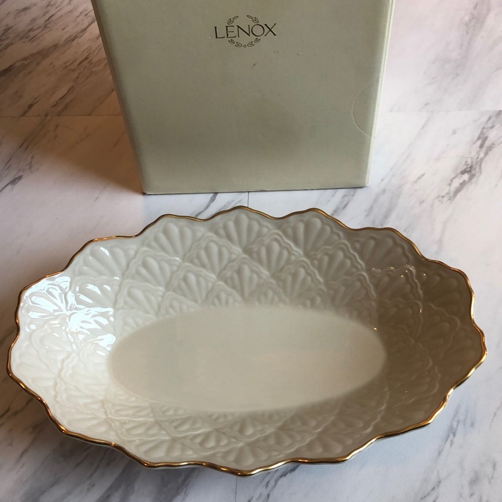 Lenox gold trim Ivory scallop serving bowl dish